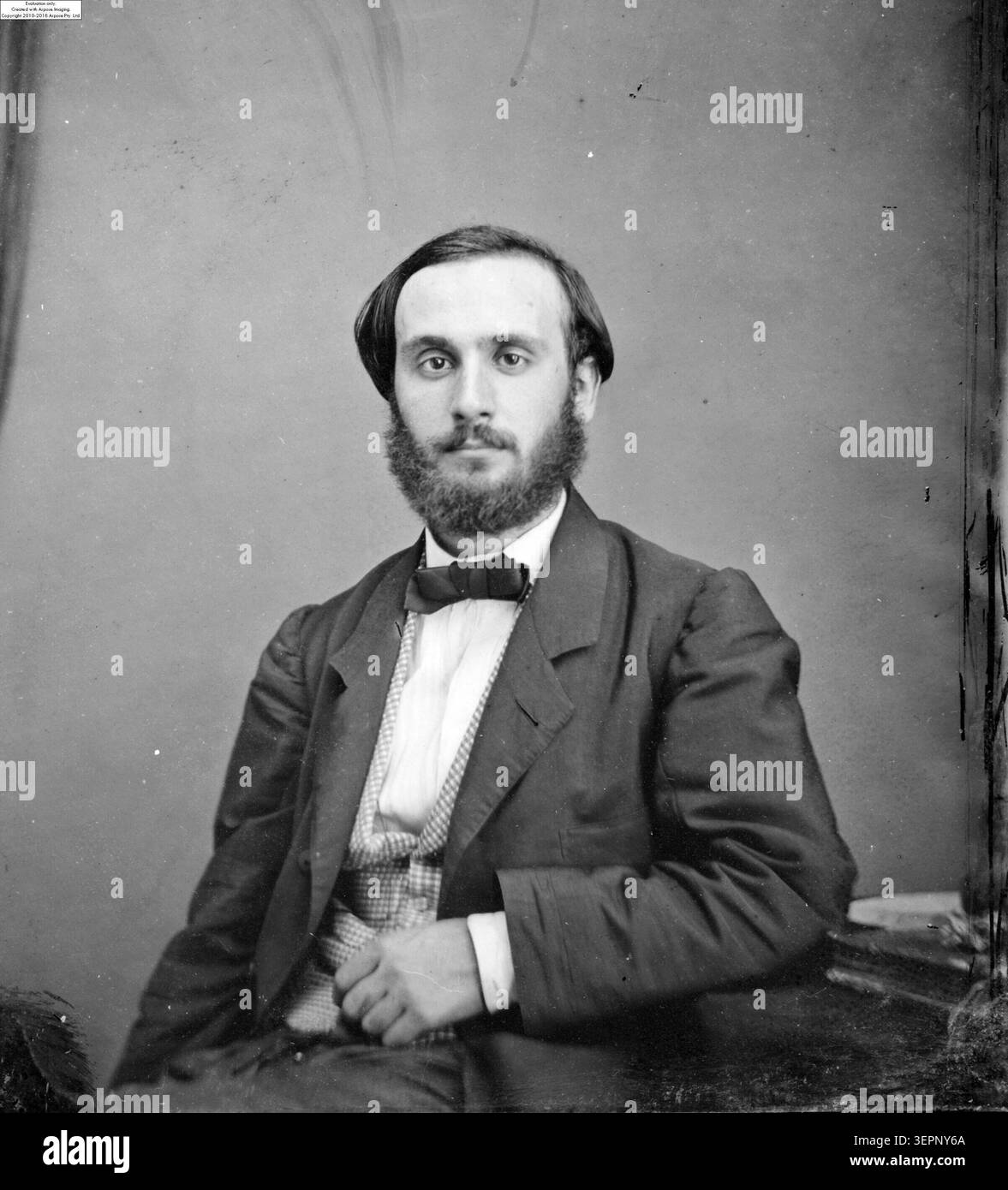 Eugène Trutat siede a un tavolo in un ambiente interno che forma una composizione formale di ritratti seduti con mobili e una messa in scena strutturata che documenta il fotografo stesso nel 1859 Foto Stock