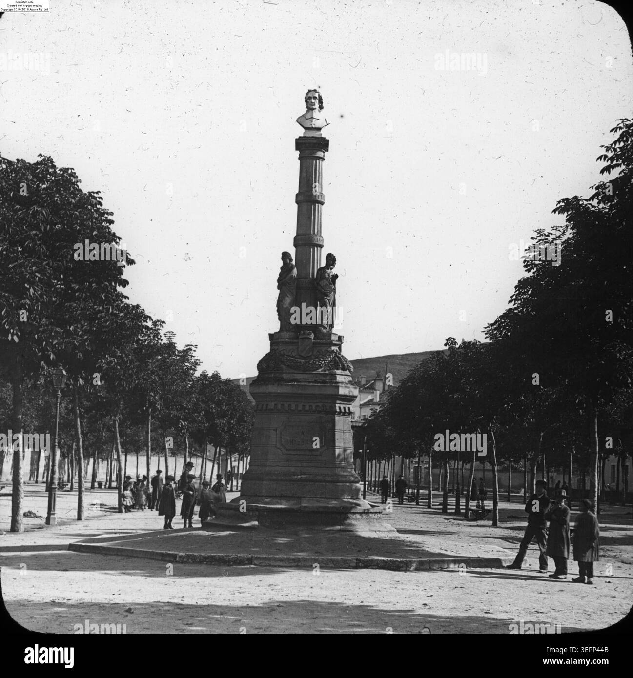 Il monumento Fénelon a Cahors si erge lungo l'allée Fénelon come colonna e composizione del busto, segnando la commemorazione civica all'interno di una strada strutturata nel 1864 nel dipartimento Lot Foto Stock
