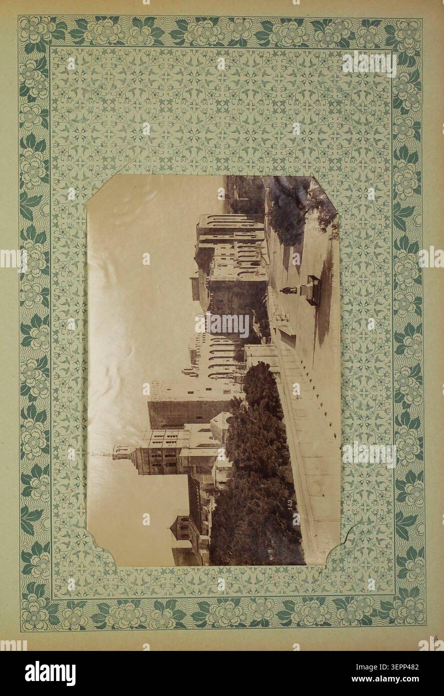 La pagina dell'album da cartolina registra Avignone con il Palais des Papes e la cattedrale nel centro storico di Vaucluse, mostrando i principali monumenti religiosi della città papale nel sud della Francia. Foto Stock