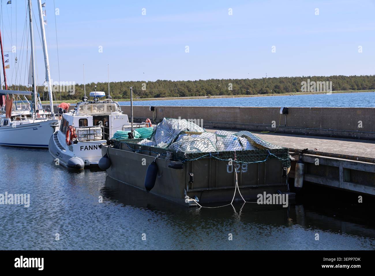 Piccole barche da pesca ormeggiate nel porto di Lauters, che mostrano la vita marittima tradizionale sulla costa svedese. Foto Stock