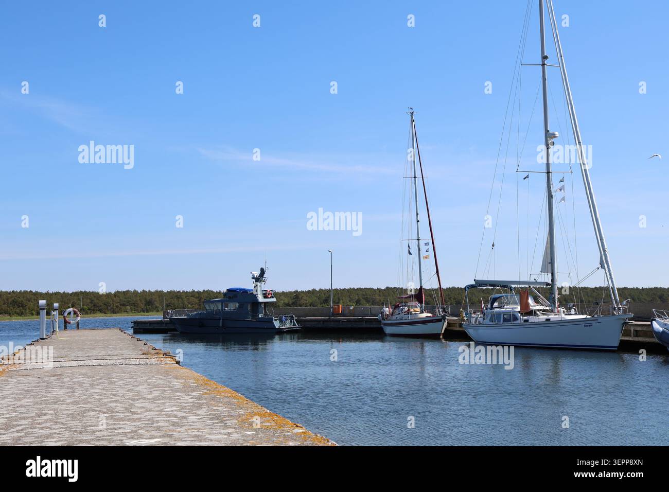 Piccole barche da pesca ormeggiate nel porto di Lauters, che mostrano la vita marittima tradizionale sulla costa svedese. Foto Stock