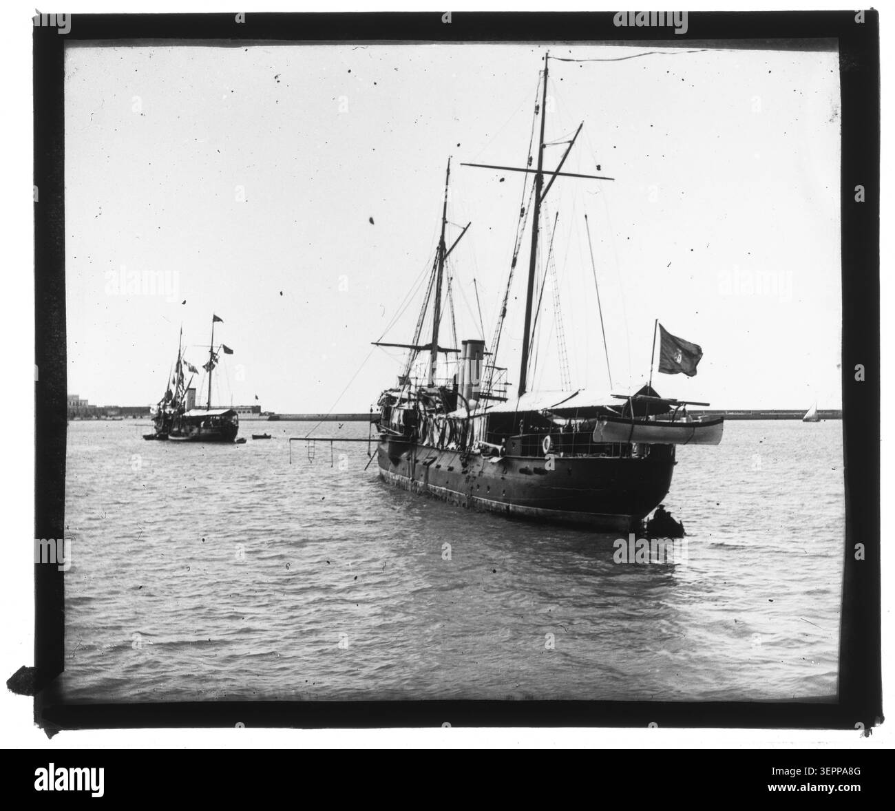 Le navi da guerra russe sono ancorate al porto di Cadice nel 1898, formando un gruppo navale all'interno di un ambiente portuale internazionale registrato nella collezione Georges Maroniez, con navi allineate attraverso acque calme e infrastrutture costiere visibili sullo sfondo. Foto Stock