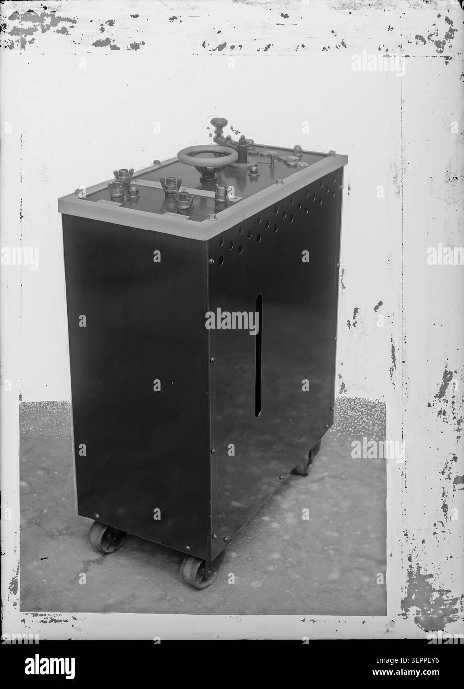Un disegno tecnico del 1945 documenta un sistema regolatore di tensione autotrasformatore con valore nominale da 220 V a 260 V a 23 a, registrando il progetto di ingegneria elettrica per apparecchiature di conversione di potenza all'interno di un archivio industriale di sistemi di illuminazione e di forza. Foto Stock