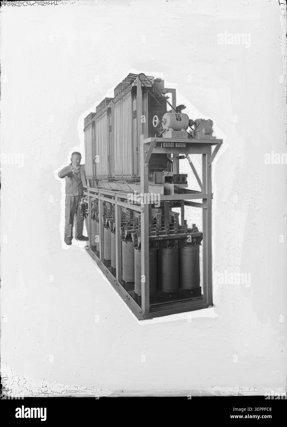 Un disegno di archivio tecnico registra un regolatore di tensione a 380 V associato a Saclay e teatri, cinema e altri stabilimenti in Francia nel 1952, che documenta le apparecchiature di controllo elettrico utilizzate nei sistemi di illuminazione e di alimentazione all'interno delle infrastrutture di intrattenimento della metà del XX secolo. Foto Stock