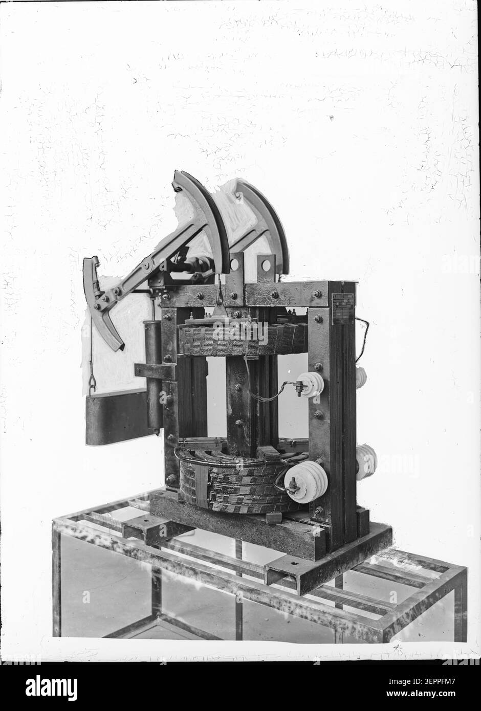 Un sistema di autotrasformatore e regolatore è registrato all'interno di un archivio di ingegneria elettrica di teatro che documenta le apparecchiature di regolazione della potenza di illuminazione di fase utilizzate per controllare la tensione e la stabilità dell'illuminazione negli impianti ad alte prestazioni nel 1950. Foto Stock