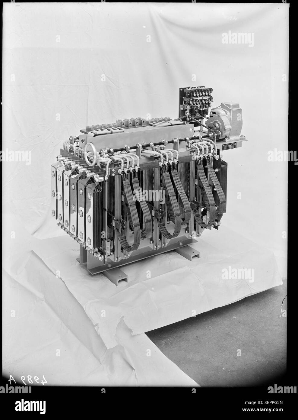 Un autotrasformatore monofase utilizzato negli impianti elettrici e per organi teatrali è documentato in 1961 immagini tecniche, che presentano apparecchiature di regolazione della tensione progettate per sistemi ad alte prestazioni e distribuzione controllata dell'alimentazione in ambienti scenici. Foto Stock