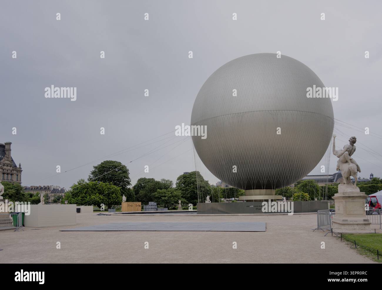 PARIGI, FRANCIA. 15 giugno 2026. L'iconico calderone olimpico di Parigi 2024 si erge alto nel Jardin des Tuileries, in vista della sua riapertura pubblica ufficiale prevista per il 21 giugno 2026 a Parigi il 15 giugno 2026. Crediti: Said Anas/Alamy Live News Foto Stock
