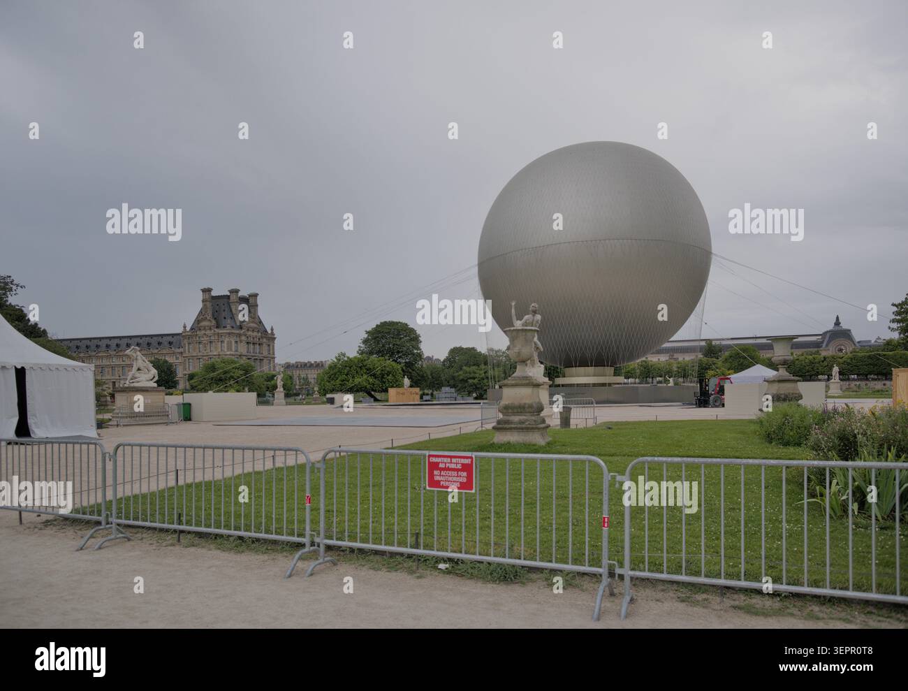 PARIGI, FRANCIA. 15 giugno 2026. L'iconico calderone olimpico di Parigi 2024 si erge alto nel Jardin des Tuileries, in vista della sua riapertura pubblica ufficiale prevista per il 21 giugno 2026 a Parigi il 15 giugno 2026. Crediti: Said Anas/Alamy Live News Foto Stock