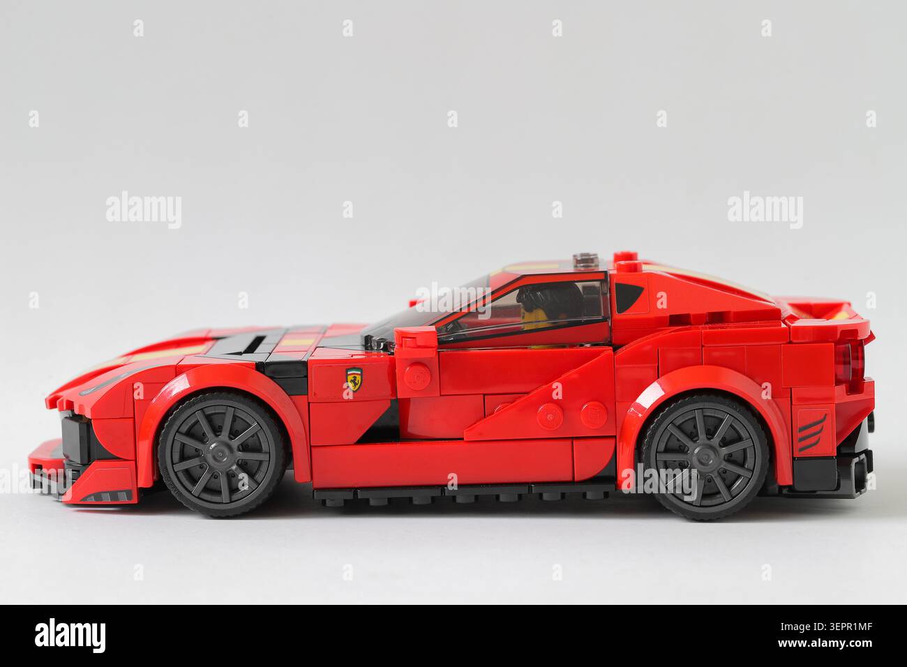 Vista laterale auto LEGO Ferrari 812 competizione Foto Stock