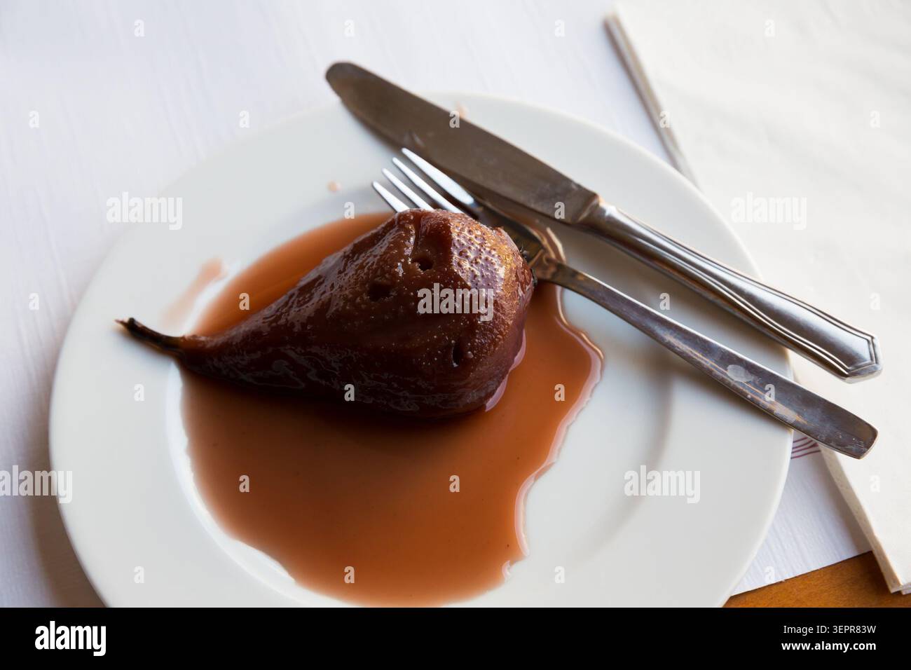 Pera bollita nel vino Foto Stock