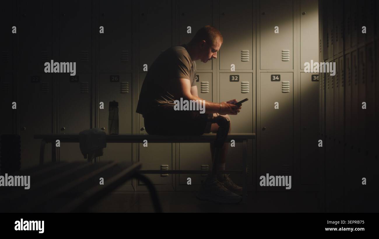 Man with Prosthetic Leg utilizza un'app mobile specializzata per registrare i dati di riabilitazione e i progressi fisici e gestisce digitalmente il percorso di recupero. Tecnologia sanitaria, Bionica e disciplina personale. Foto Stock