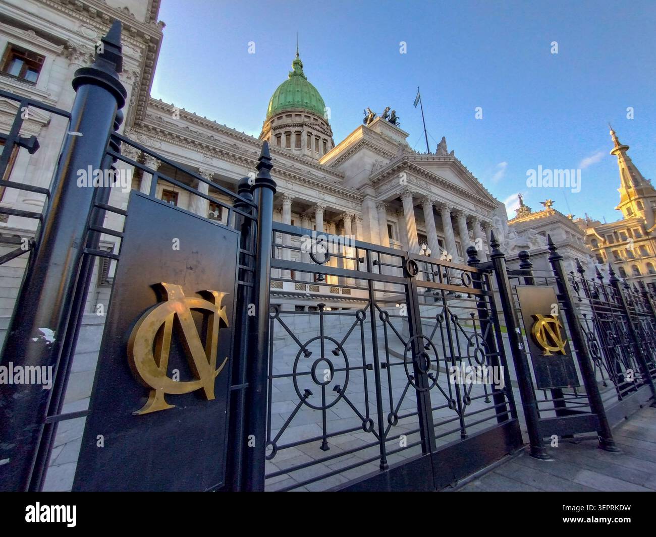 Vista dall'angolo basso delle porte del Congresso Nazionale dell'Argentina con la cupola e la struttura dell'edificio politico di Buenos Aires Argentina. Foto Stock