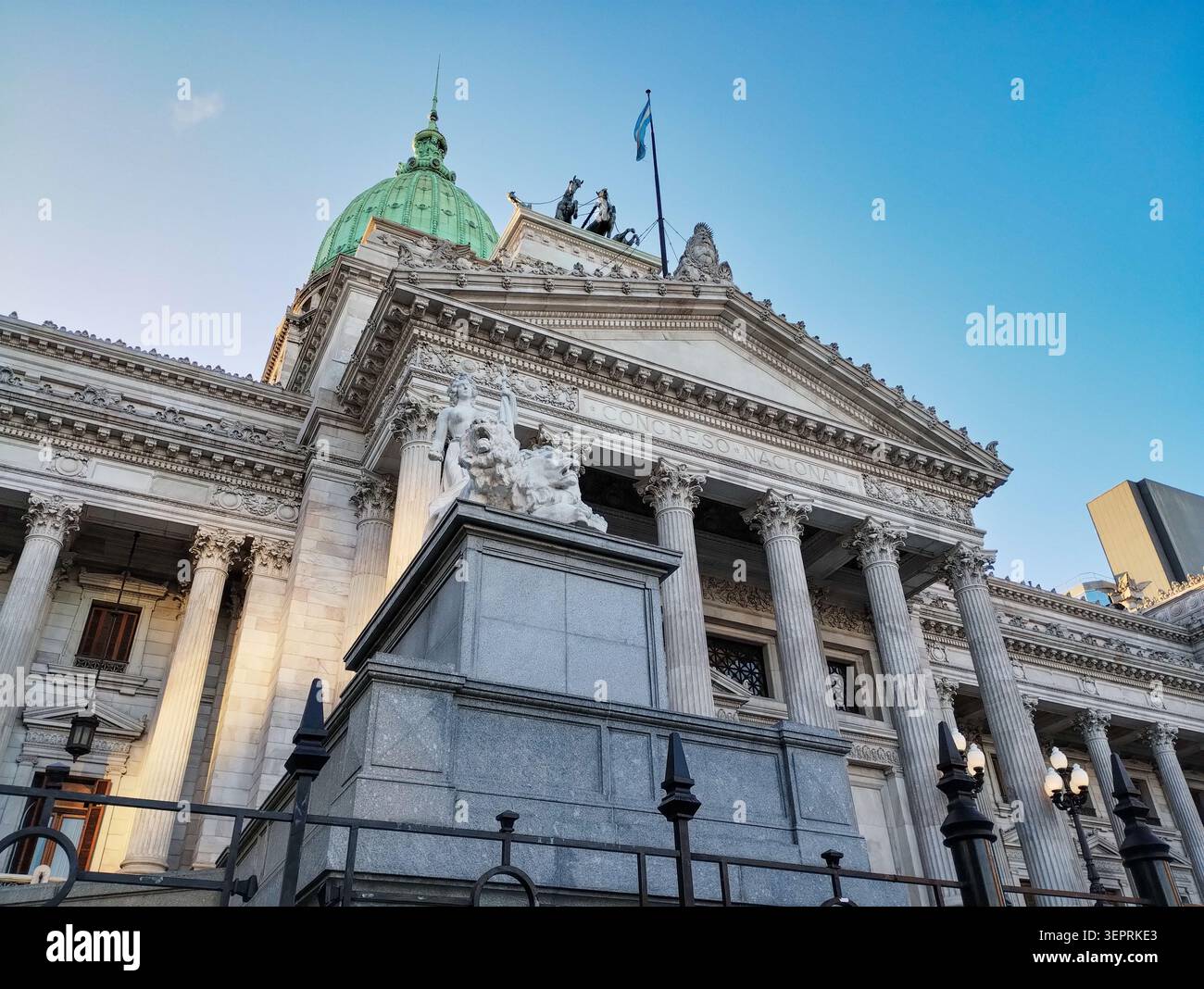 Prospettiva architettonica dell'ingresso principale al Palazzo del Congresso Nazionale dell'Argentina in un pomeriggio di sole a Buenos Aires Argentina. Foto Stock