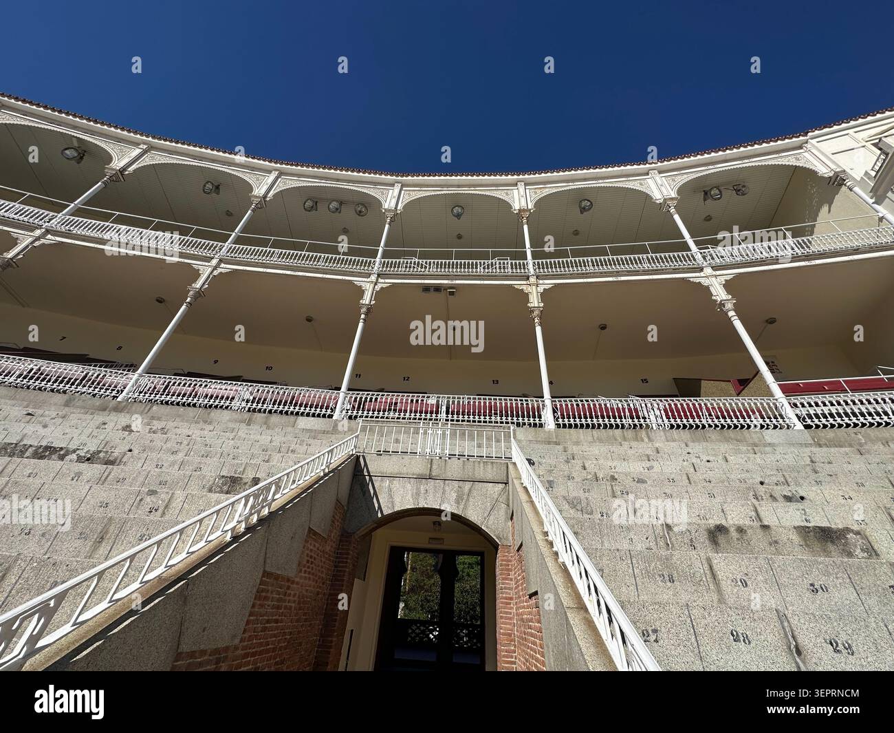 Balconi ornati in ghisa si curvano intorno al cortile dell'arena Las Ventas a Madrid. - Immagine stock catturata con smartphone