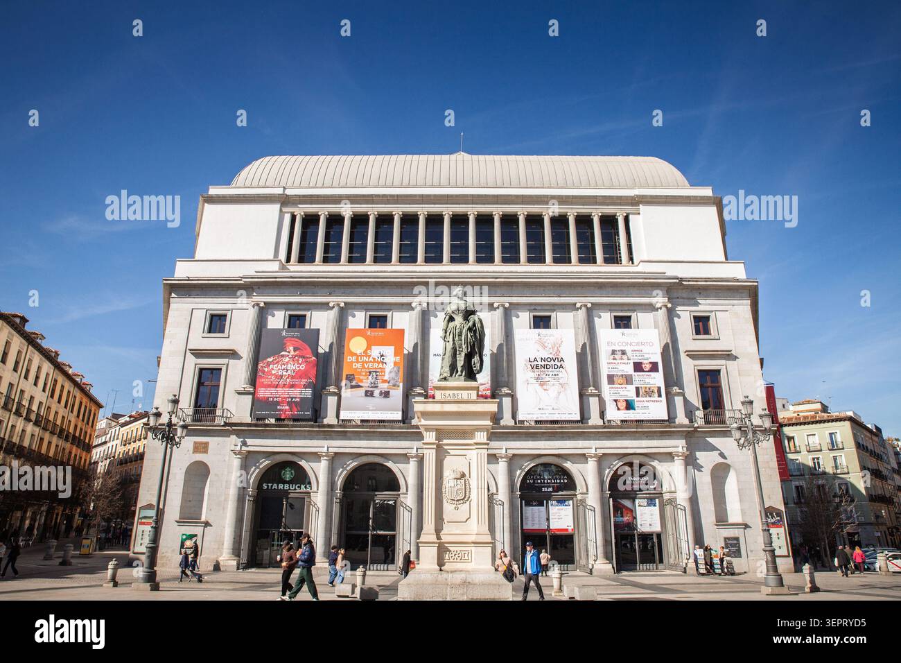 MADRID, SPAGNA - 23 FEBBRAIO 2026: Teatro Real di Madrid, Spagna, il teatro reale, da Plaza de Isabel II con la statua Isabella II, fa neoclassico Foto Stock