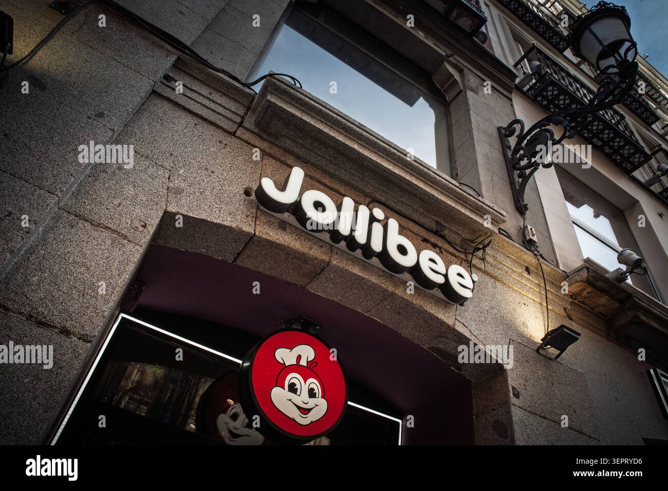 MADRID, SPAGNA - 22 FEBBRAIO 2026: Logo Jollibee su un fast food di Madrid, spagna Jollibee è una catena filippina di fast food. Foto Stock