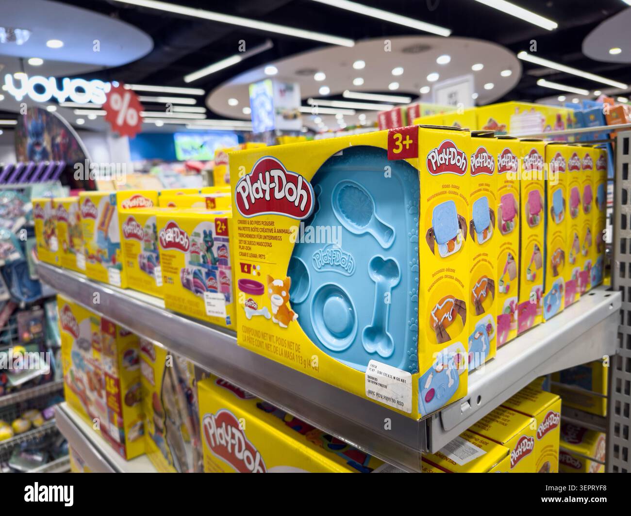 BELGRADO, SERBIA - 15 FEBBRAIO 2026: Scatole giocattolo Play Doh esposte sullo scaffale di un negozio, con il logo Play Doh a belgrado, set di gioco composto da modellare Foto Stock