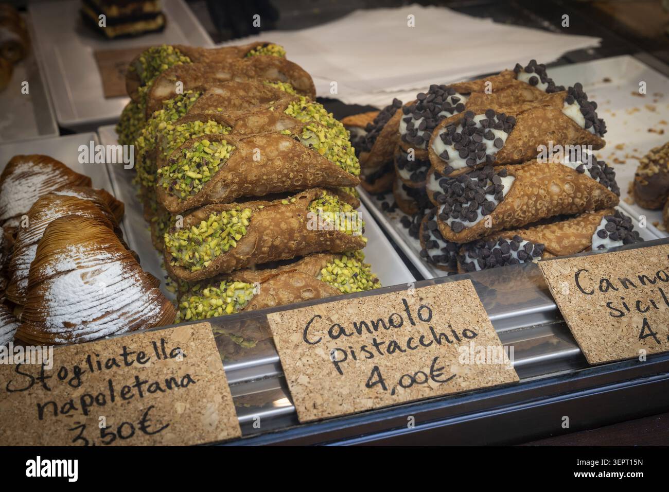 Stogliatella napoletana, cannolo pstaccchio, esposizione in una pasticceria, Firenze, Toscana, Italia Foto Stock