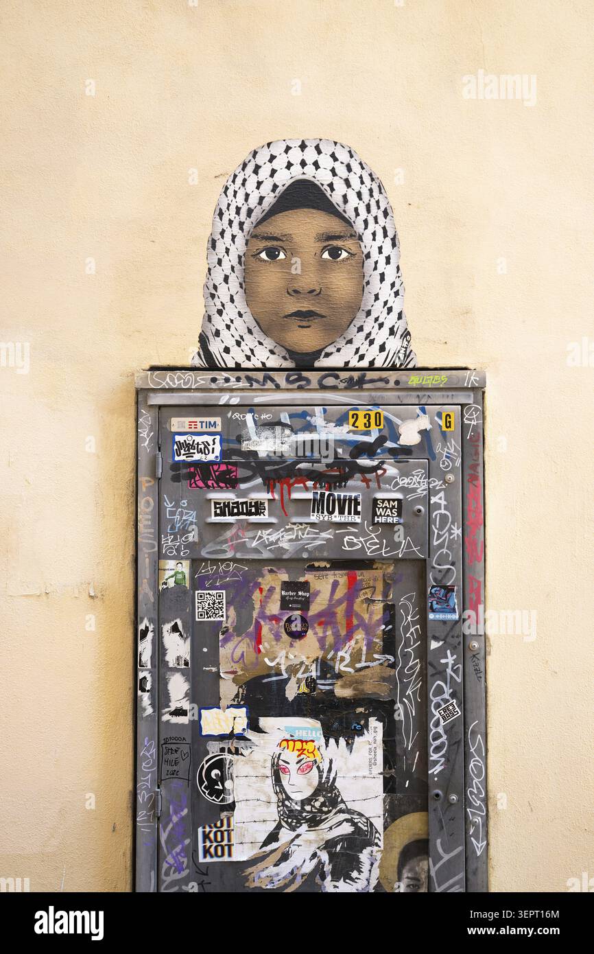 Graffiti di una ragazza con un velo bianco e nero su una scatola elettrica incollata e spalmata, città vecchia, Firenze, Toscana, Italia Foto Stock
