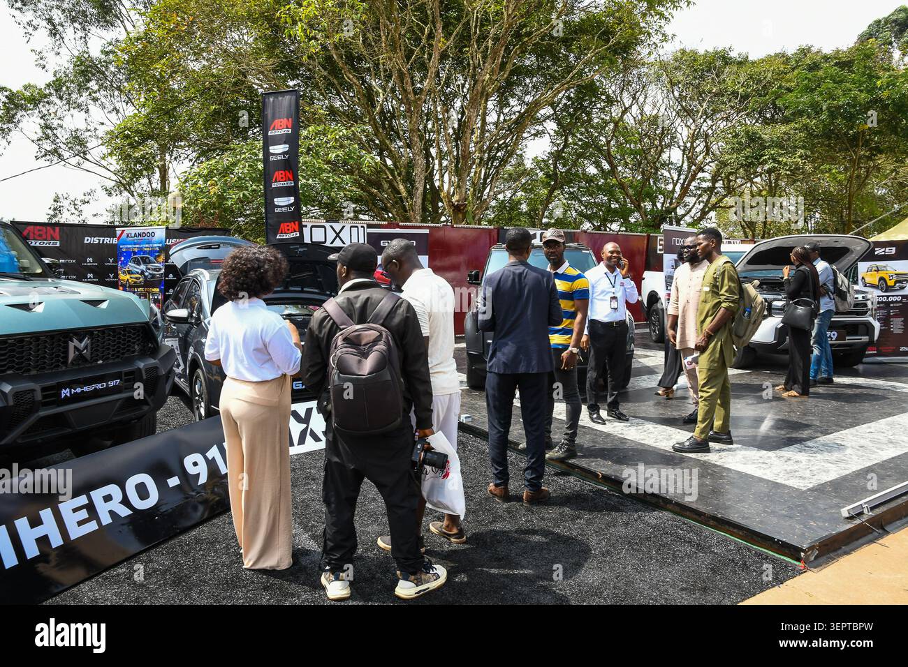 (260616) -- YAOUNDE, 16 giugno 2026 (Xinhua) -- People visit Yaounde International Business, SME and Partnership Exhibition a Yaounde, Camerun, 15 giugno 2026. La decima edizione dell'evento è stata ufficialmente inaugurata lunedì, con l'obiettivo di stimolare gli investimenti e promuovere i prodotti locali. Ogni due anni, la fiera attira circa 1.000 espositori locali e internazionali per edizione. Fino al 21 giugno, l'evento di quest'anno riunisce imprese di settori quali agroalimentare, energia, produzione, tecnologia dell'informazione, finanza, sanità, turismo e artigianato. La fiera fe Foto Stock