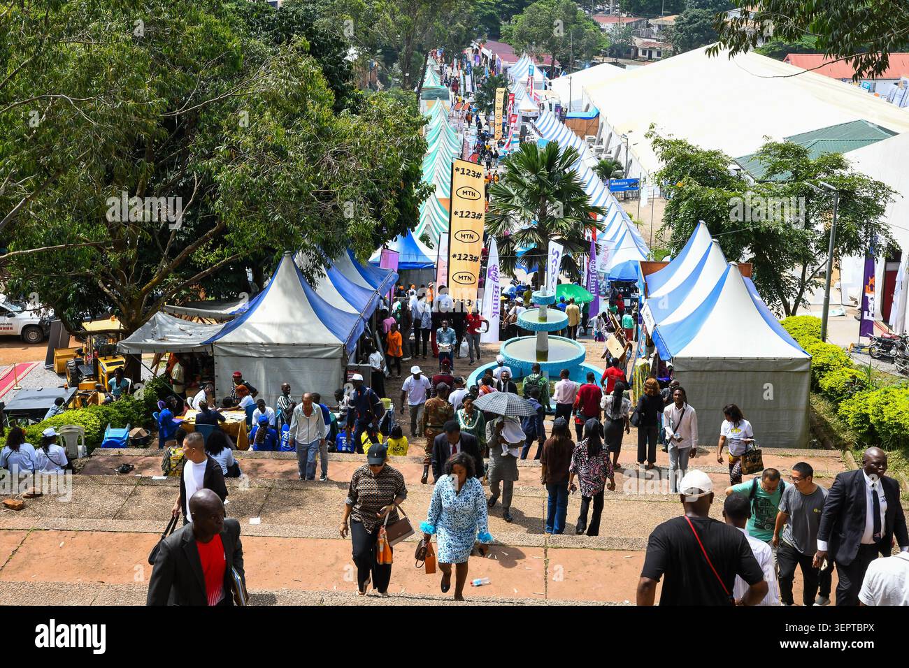 (260616) -- YAOUNDE, 16 giugno 2026 (Xinhua) -- People visit Yaounde International Business, SME and Partnership Exhibition a Yaounde, Camerun, 15 giugno 2026. La decima edizione dell'evento è stata ufficialmente inaugurata lunedì, con l'obiettivo di stimolare gli investimenti e promuovere i prodotti locali. Ogni due anni, la fiera attira circa 1.000 espositori locali e internazionali per edizione. Fino al 21 giugno, l'evento di quest'anno riunisce imprese di settori quali agroalimentare, energia, produzione, tecnologia dell'informazione, finanza, sanità, turismo e artigianato. La fiera fe Foto Stock