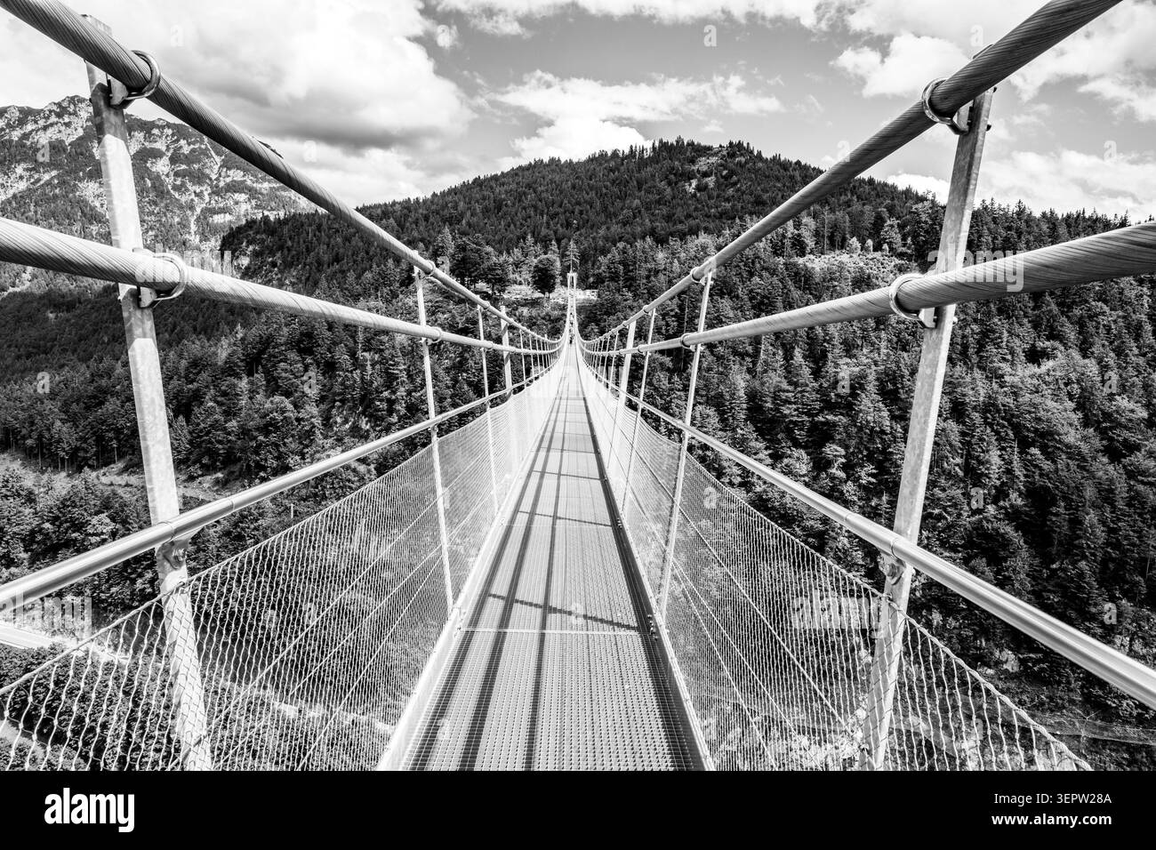Highline 179 è un ponte sospeso pedonale che attraversa una gola del fiume in Austria. Collega le rovine di un castello con una fortezza romana e offre splendide vedute della zona. Foto Stock