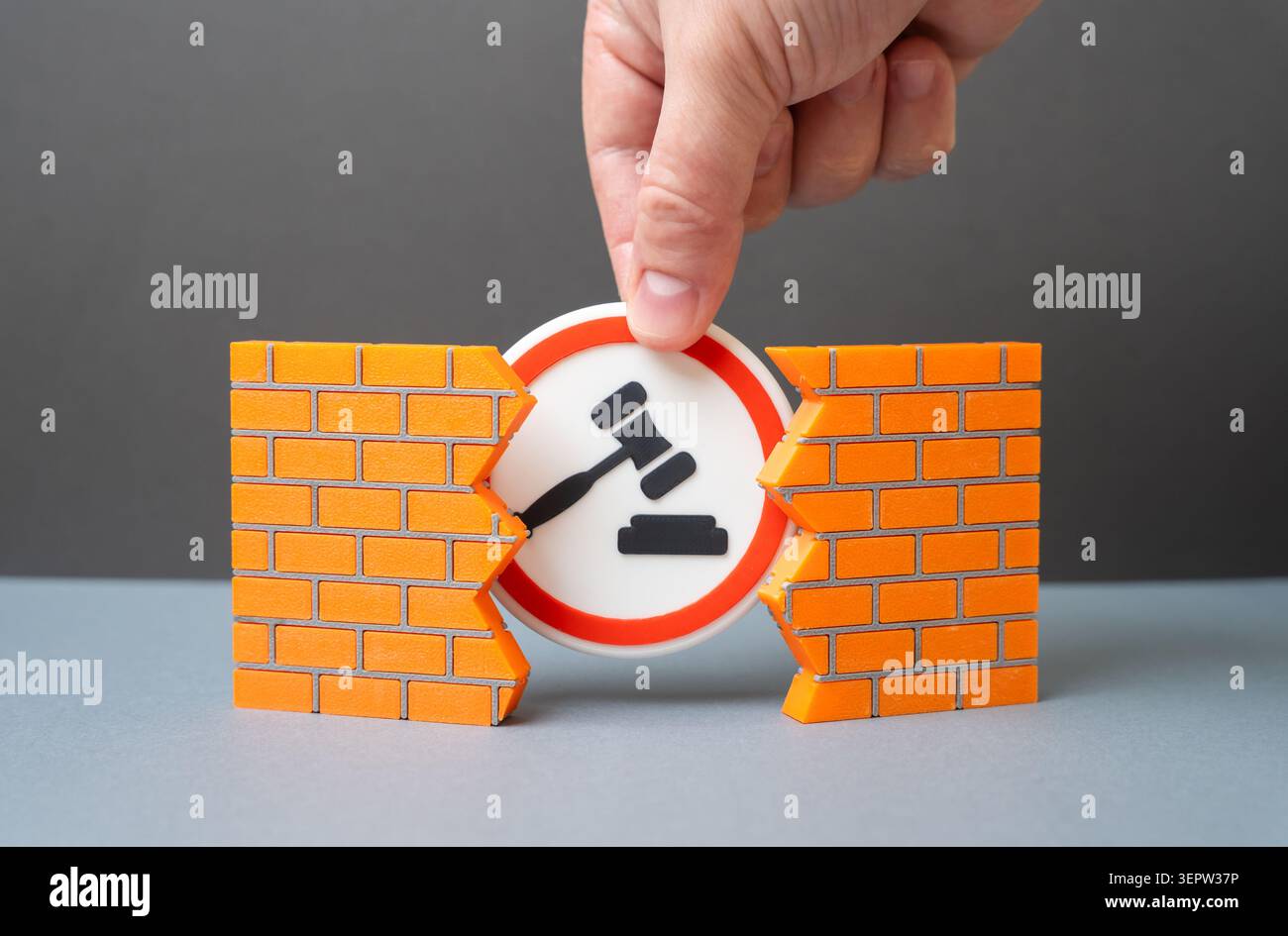 Una decisione del tribunale abbatte muri e strutture. Divieto legislativo. Ripristinare la forza della legge. Foto Stock