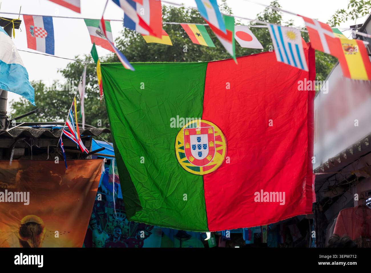 Varie bandiere internazionali appese su una linea, tra cui la bandiera portoghese verde e rossa Foto Stock