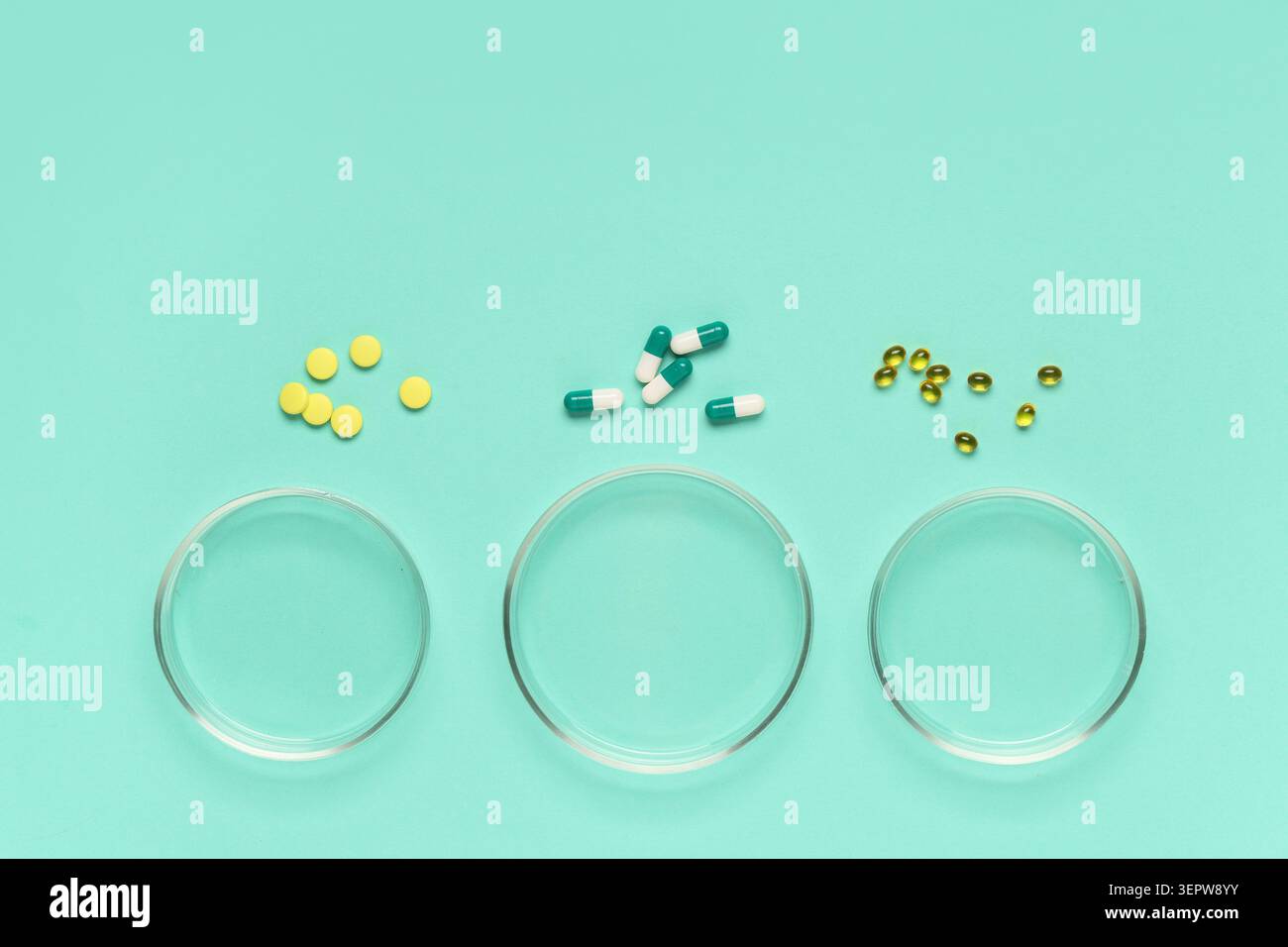 Ricerca e sviluppo farmaceutici con varie pillole e capsule su capsule di Petri per l'innovazione medica Foto Stock