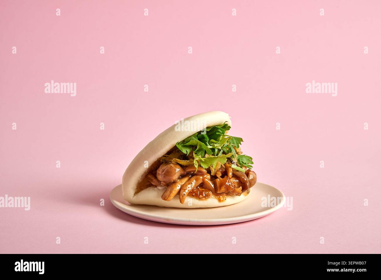 Panino bao al vapore con funghi caramellati . Panini bao al vapore, funghi caramellati Foto Stock