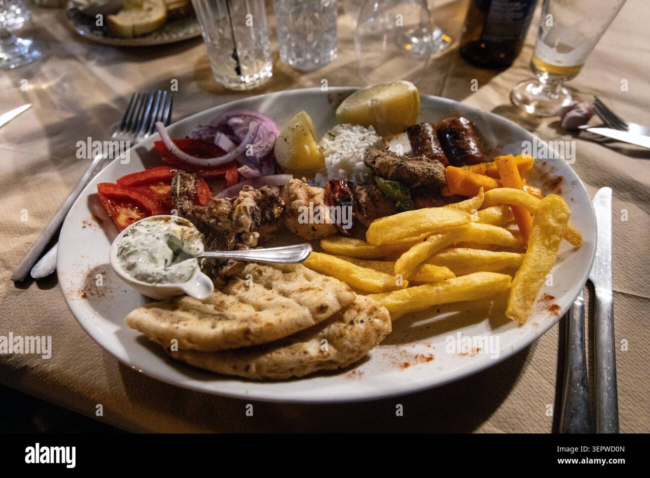 Souvlaki grigliato misto al ristorante Gia Mas, Poros Town, Poros Island, Saronic Islands, Grecia Foto Stock