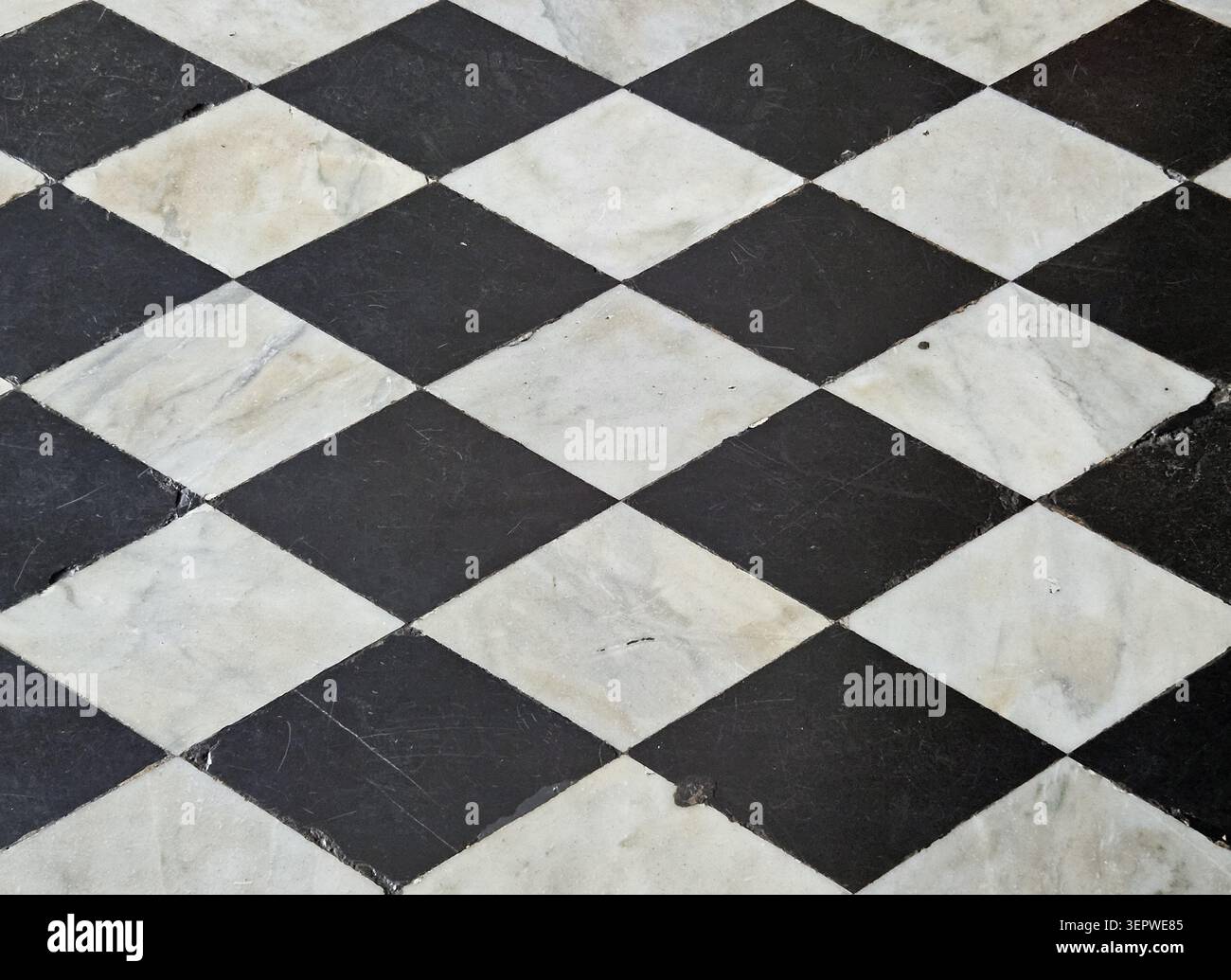 Pavimento diagonale in marmo bianco e nero, Museu Histórico Nacional, Rio de Janeiro, Brasile - Immagine stock catturata con smartphone