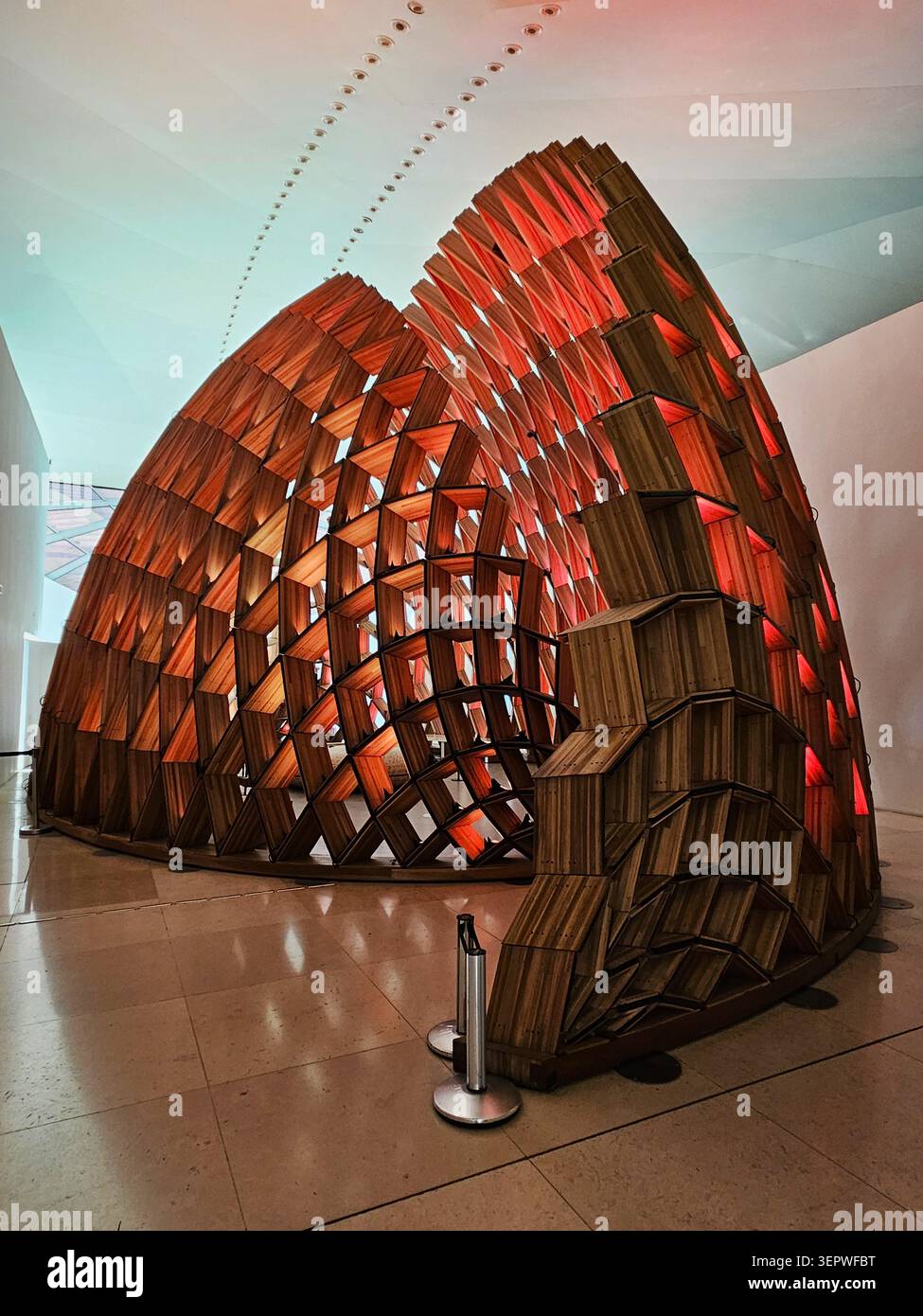 Struttura interna in legno del Museu do Amanhã (Museo del domani), Rio de Janeiro, Brasile - Immagine stock catturata con smartphone