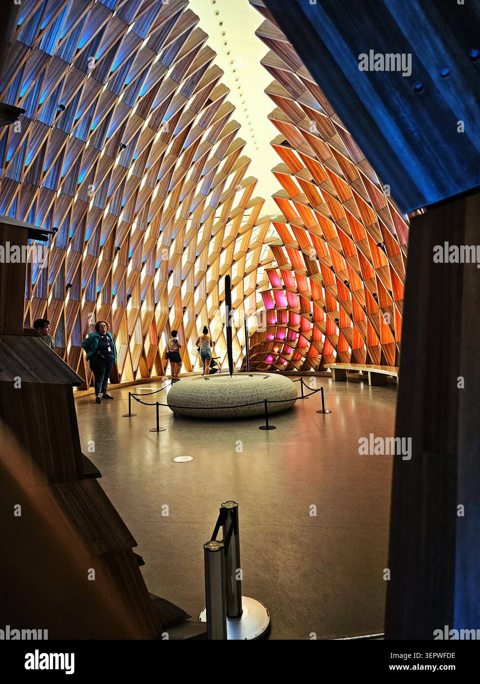 Struttura interna in legno con visitatori, Museu do Amanhã (Museo del domani), Rio de Janeiro, Brasile - Immagine stock catturata con smartphone