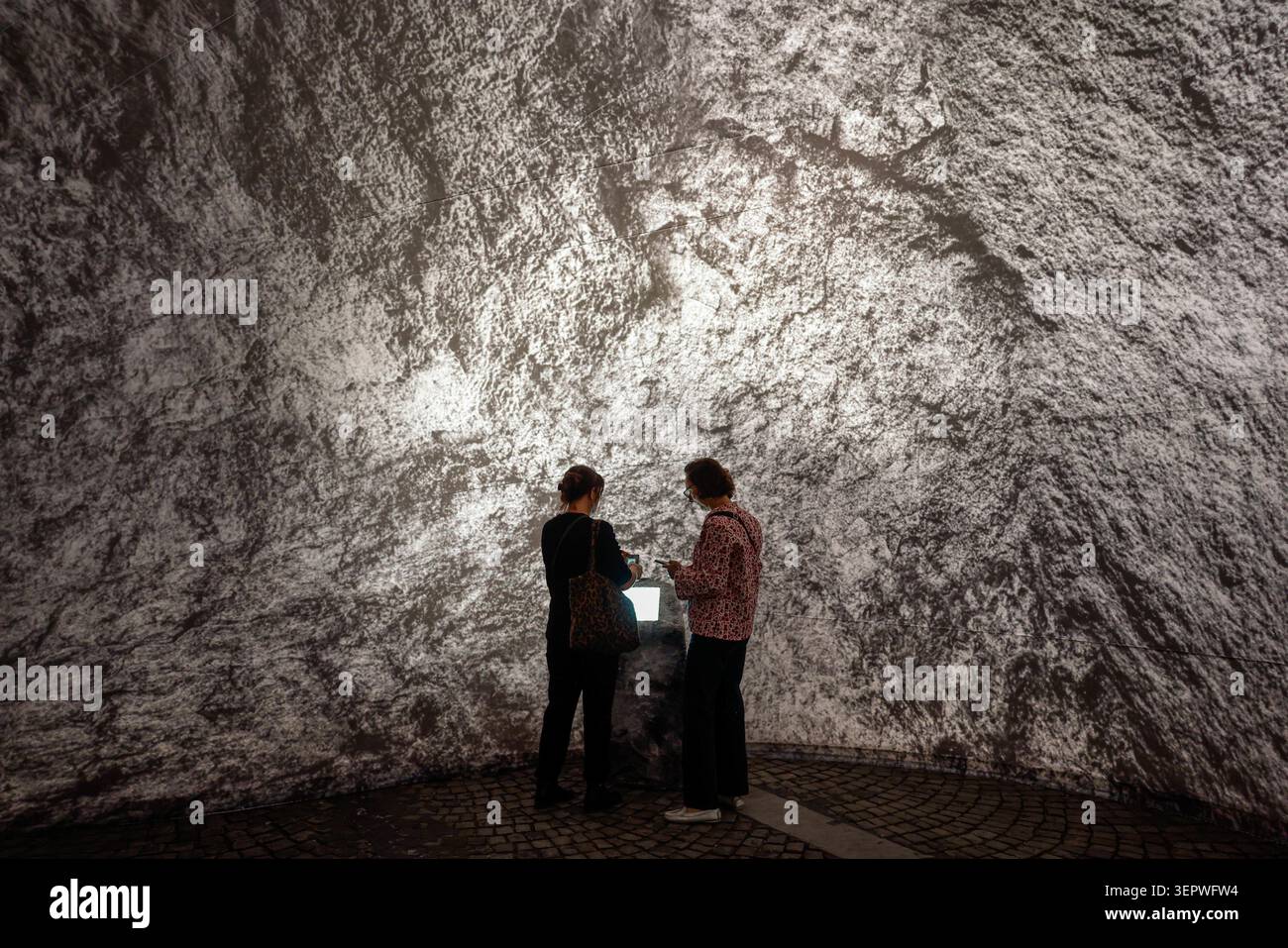 Francia. 15 giugno 2026. © PHOTOPQR/LE PARISIEN/Olivier Corsan ; 15/06/2026 ; Parigi, Francia, le 15 luglio 2026. La CAVERNE de JR sur le Pont Neuf de Paris a ouvert ses portes au Public Après avoir été réparée suite aux Intempéries. Foto : LP/Olivier Corsan Parigi, Francia, 15 giugno 2026 la JR CAVERNE sul Pont Neuf di Parigi ha aperto le sue porte al pubblico dopo essere stata riparata in seguito al maltempo. *** Didascalia locale *** PONT NEUF PARIS JR CAVERNE OUVERTURE credito: MAXPPP/Alamy Live News Foto Stock
