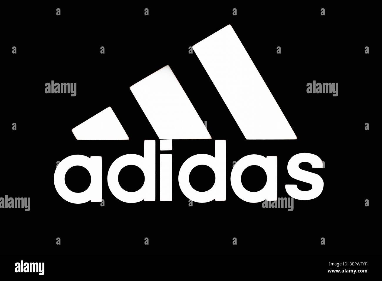 Logo Adidas bianco su sfondo nero. Vilnius, Lituania, 5 giugno 2026 Foto Stock