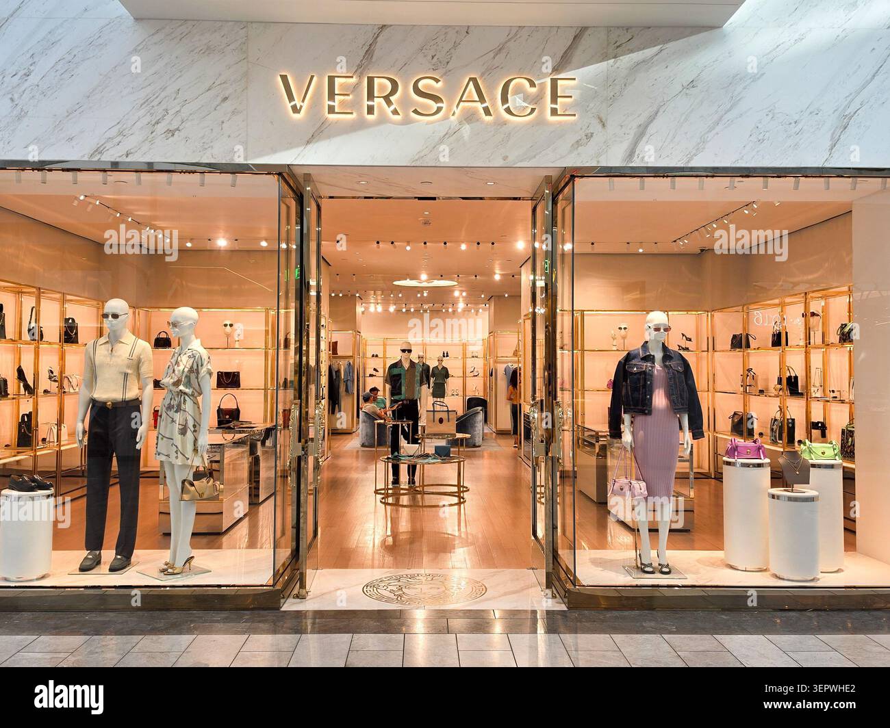 Facciata, negozio di fronte al negozio del marchio Versace in un centro commerciale di lusso negli Stati Uniti - Immagine stock catturata con smartphone