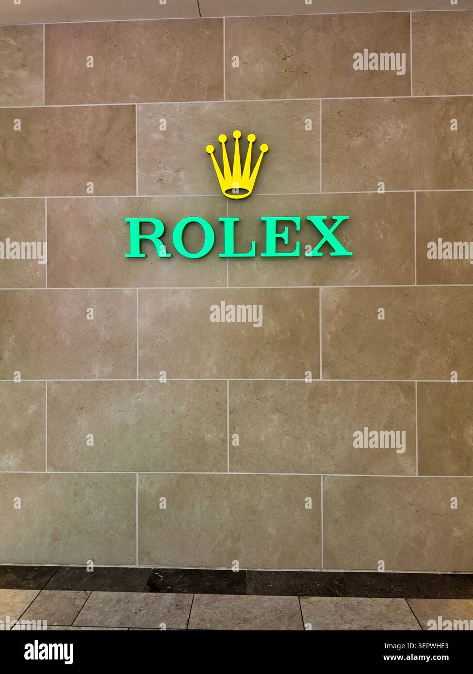 Marchio del marchio Rolex in un centro commerciale di lusso negli Stati Uniti - Immagine stock catturata con smartphone