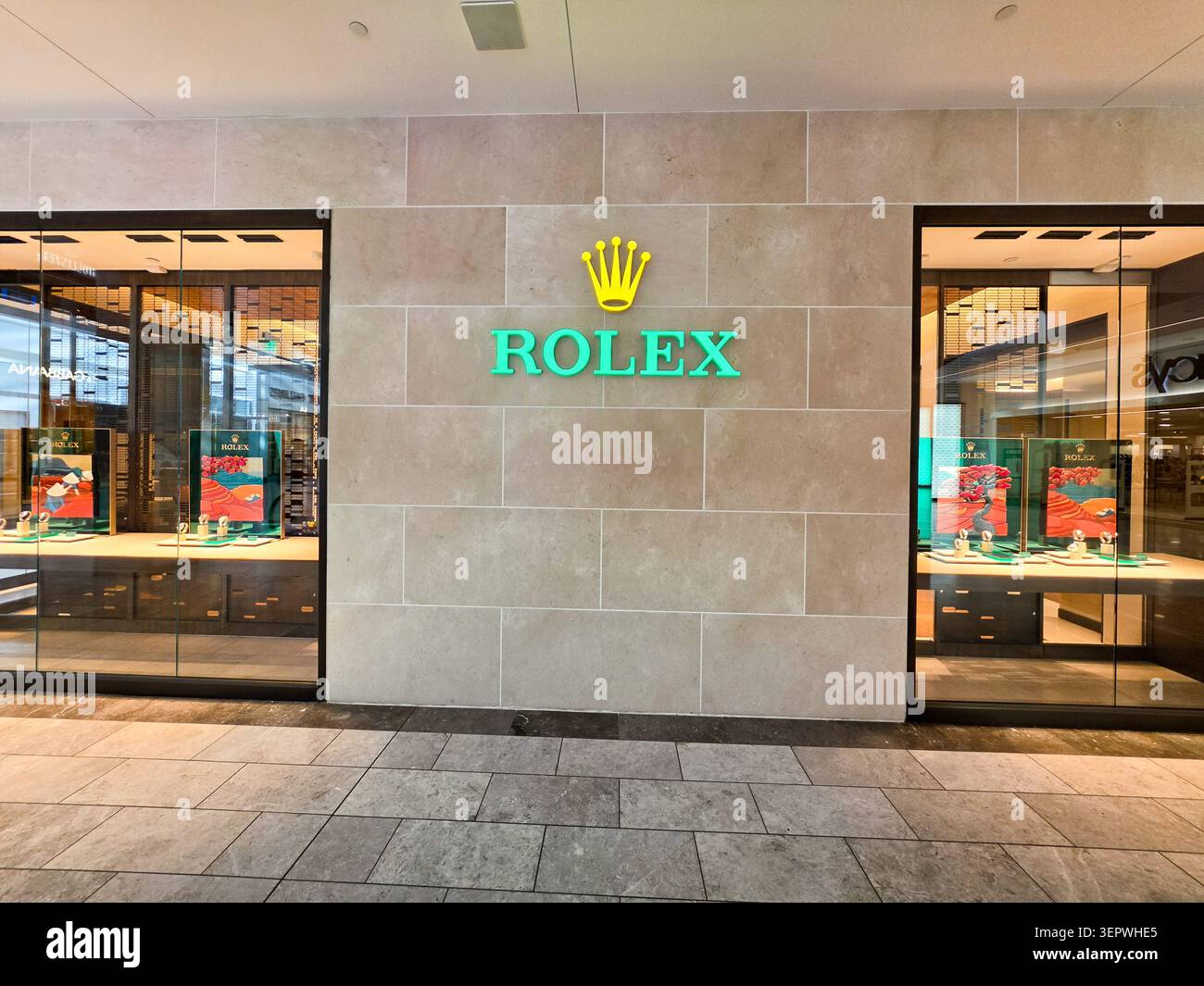 Facciata, negozio di fronte al negozio Rolex in un centro commerciale di lusso negli Stati Uniti Foto Stock