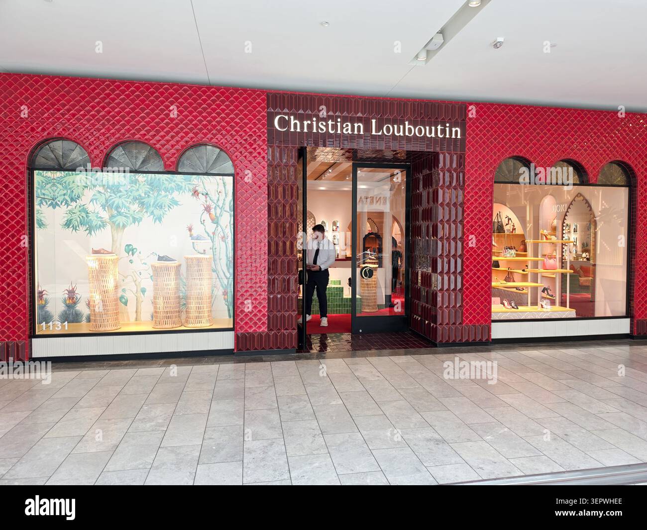 Facciata, negozio di fronte al negozio del marchio Christian Louboutin in un centro commerciale di lusso negli Stati Uniti - Immagine stock catturata con smartphone