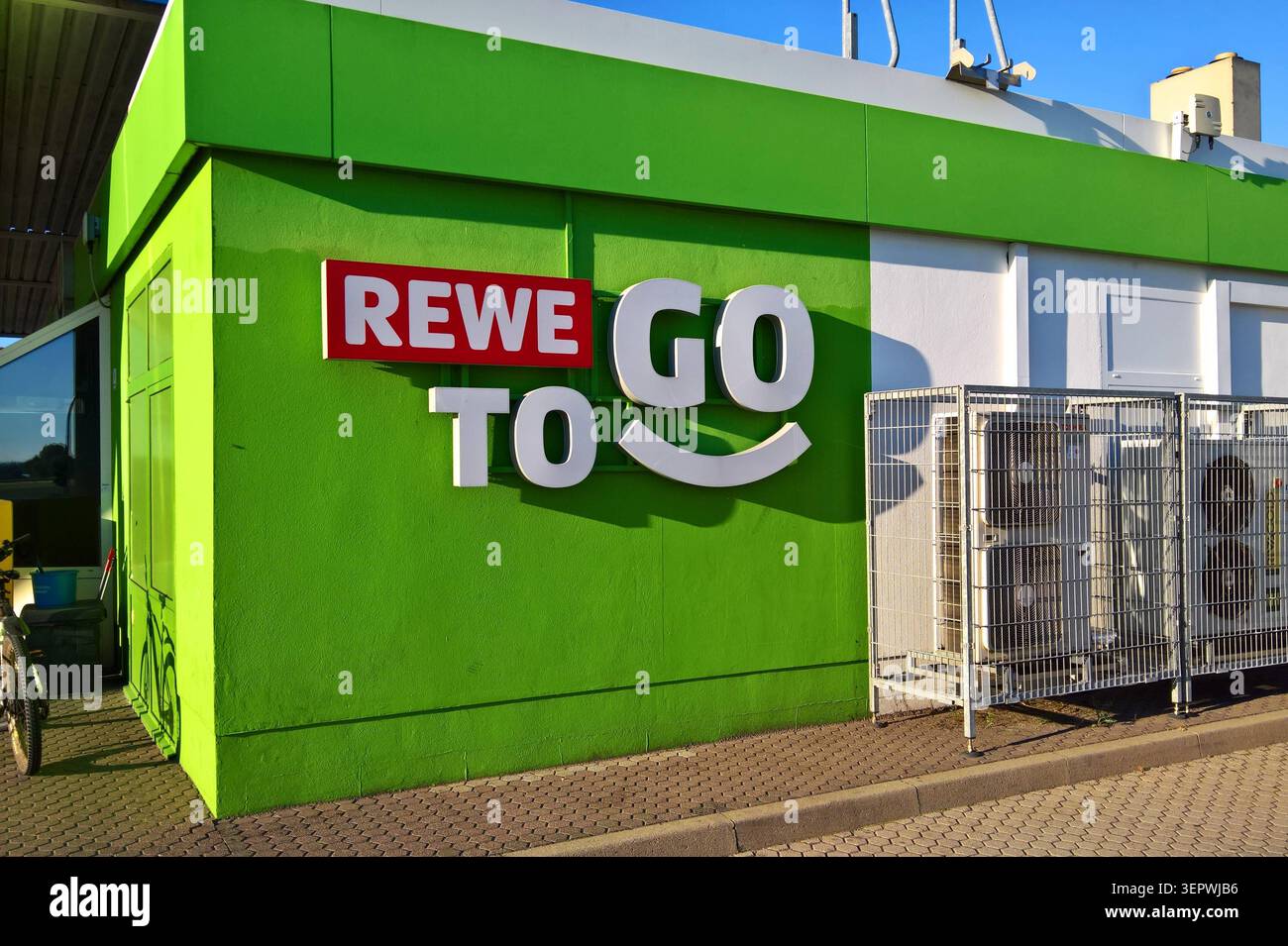 Rewe ist die Ableitung von Revisionsverband der Westkauf-Genossenschaften - ein deutsches Unternehmen mit Sitz in Köln. MIT rund 3300 Märkten ist es nach Edeka der zweitgrösste Lebensmitteleinzelhändler in Deutschland. Rewe ist Die Stammmarke der Rewe Group. Foto: Rewe to Go Markt - in einer Aral-Tankstelle *** Rewe è uno spin-off della Revisionsverband der Westkauf Genossenschaften, una società tedesca con sede a Colonia. Con circa 3.300 negozi, è il secondo rivenditore di generi alimentari in Germania dopo Edeka. Rewe è il marchio di punta del gruppo Rewe. Foto Foto Stock