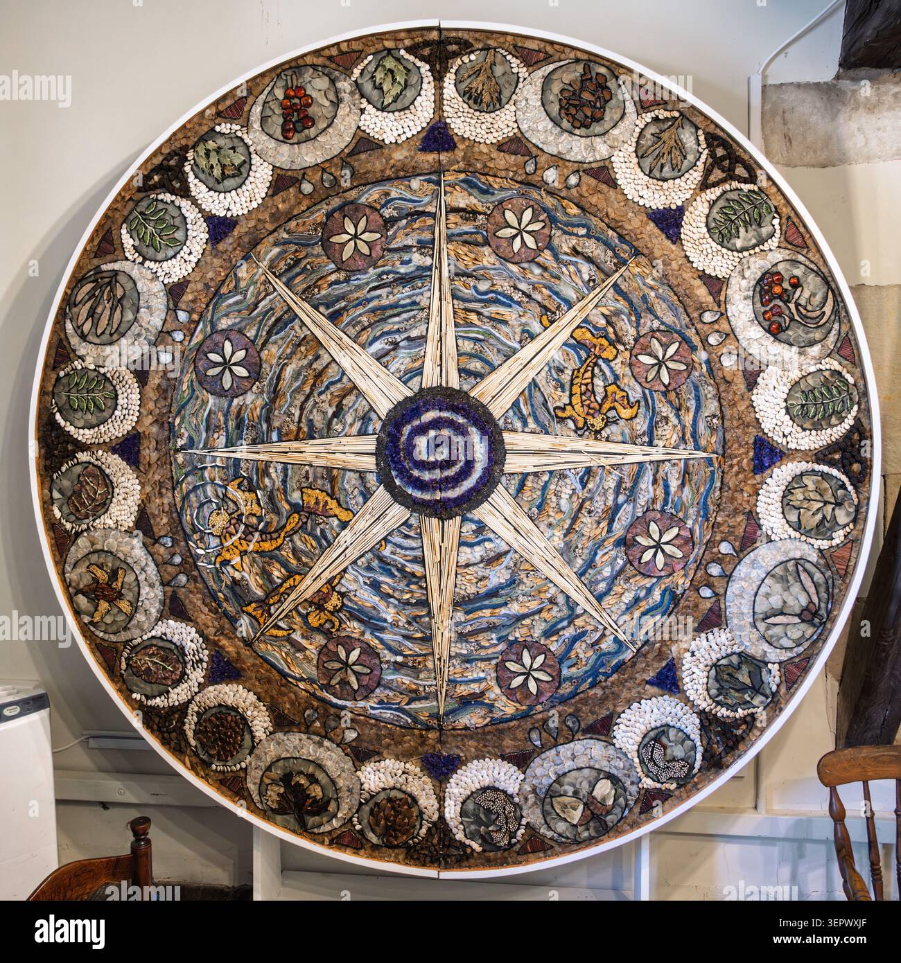 Bacheca invernale di Matterlurgy e Youlgrave con ciottoli e lana in mostra al Bakewell Old House Museum Foto Stock