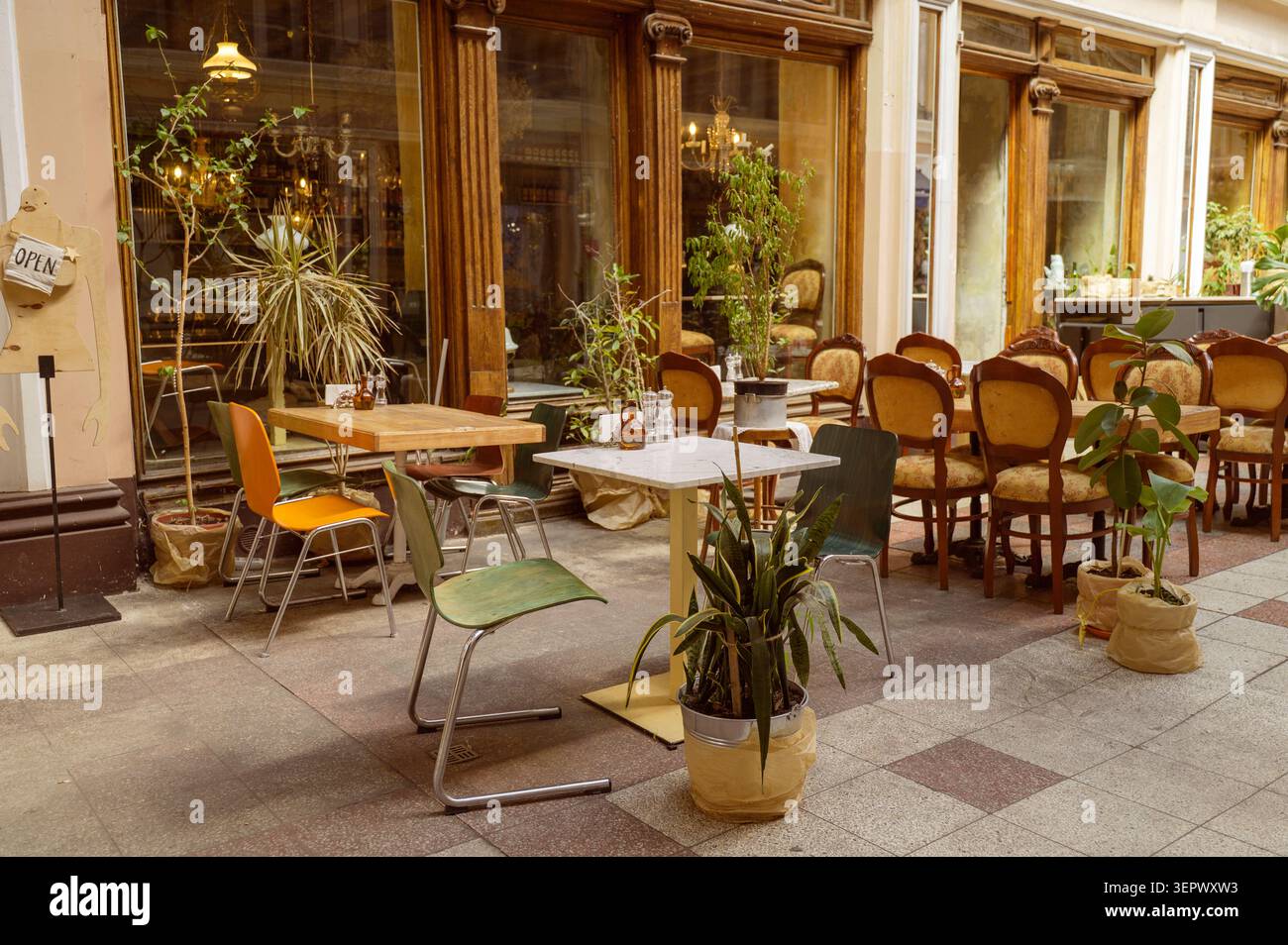 Patio vuoto di un ristorante costoso con arredamento classico. Stile sofisticato. Concetto di esclusivo resort per il tempo libero e catering professionale. Foto Stock