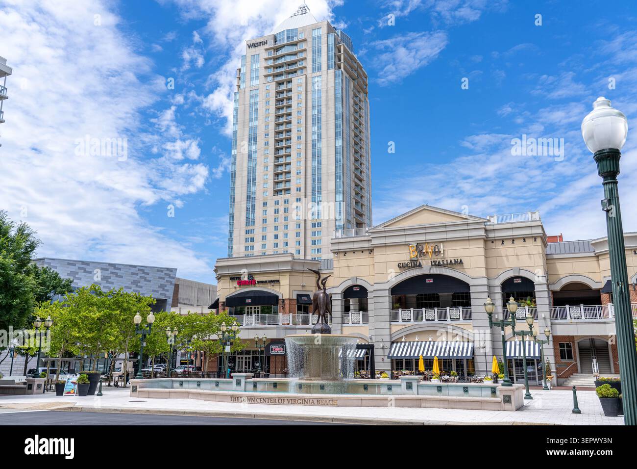 Virginia Beach Virginia - 15 giugno 2026: Il Virginia Beach Town Center con negozi ristoranti e una grande torre Foto Stock