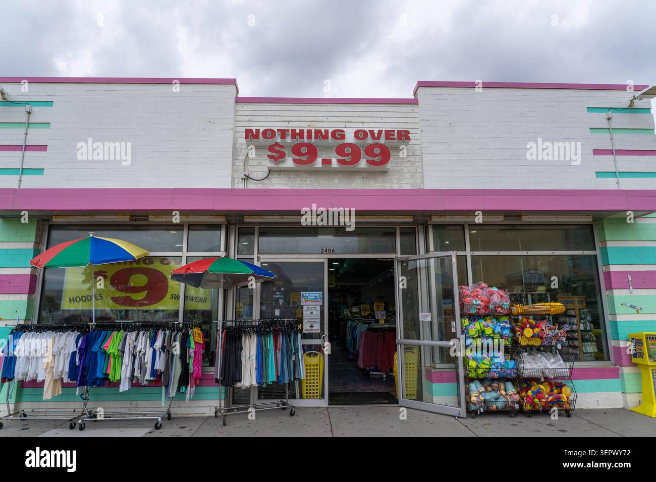 Virginia Beach Virginia - 15 giugno 2026: Beach Market con cartello per negozio che non dice niente di più di 9,99 al Virginia Beach Oceanfront Foto Stock