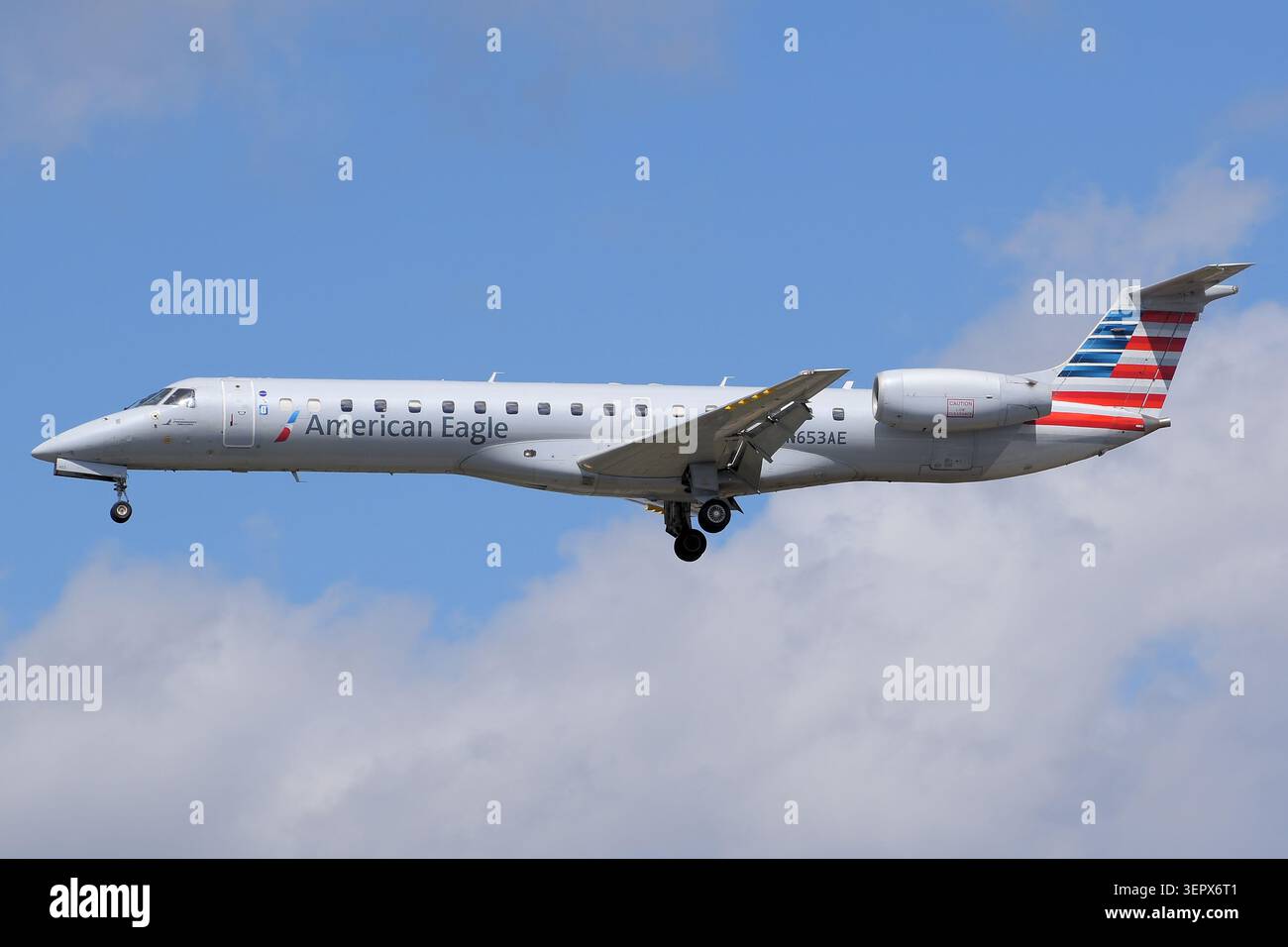 American Eagle Embraer ERJ-145 in avvicinamento al cielo blu di Montreal Foto Stock