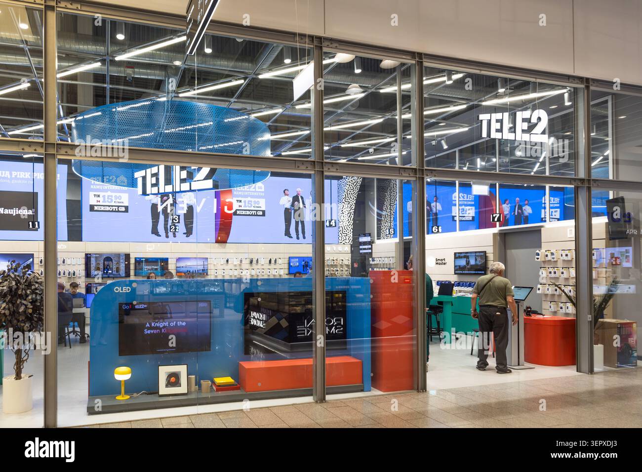 Tele2 Telecom shop davanti a un affollato centro commerciale. Vilnius, Lituania, 5 giugno 2026 Foto Stock