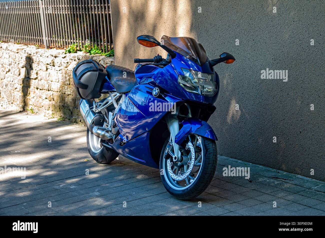 Jurmala, Lettonia - 7 giugno 2026: BMW K 1200 S parcheggiata vicino a un muro in un'area urbana in una giornata di sole Foto Stock