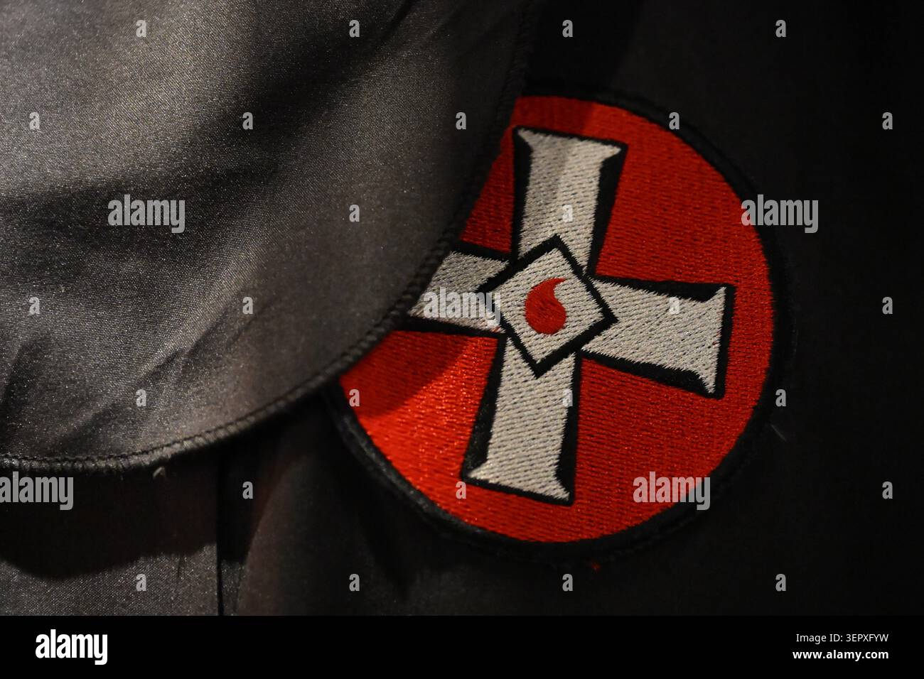 Emblema KU Klux Klan sulle vesti nere di un Grand Dragon Foto Stock