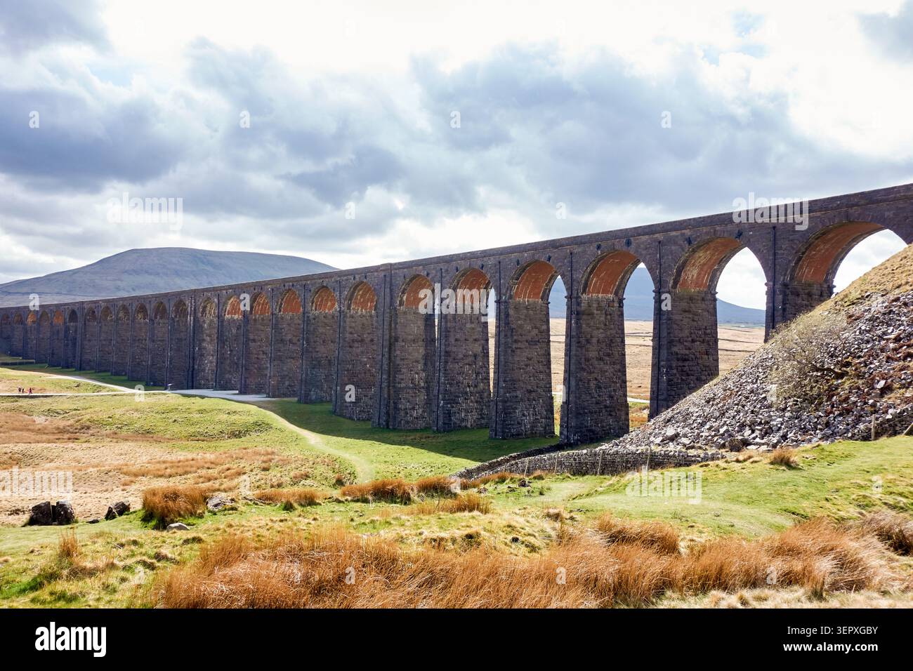 Viadotto Ribblehead che attraversa le Yorkshire Dales sotto Un cielo nuvoloso Foto Stock